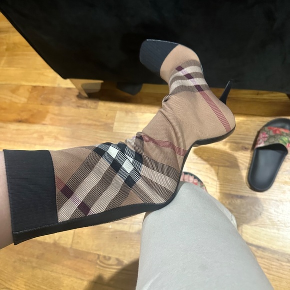 Burberry boots, worn once. It comes with the box, bag, authenticity card - Picture 4 of 10